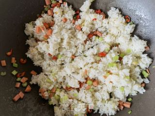 小米椒芹菜火腿肠炒饭的做法步骤：9