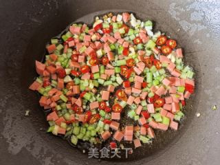 小米椒芹菜火腿肠炒饭的做法步骤：7