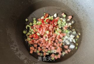 小米椒芹菜火腿肠炒饭的做法步骤：6