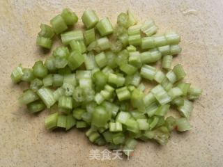小米椒芹菜火腿肠炒饭的做法步骤：4
