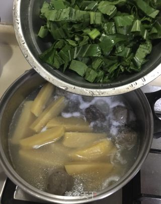 牛肉丸黄米果鸡蛋蔬菜汤的做法步骤：7