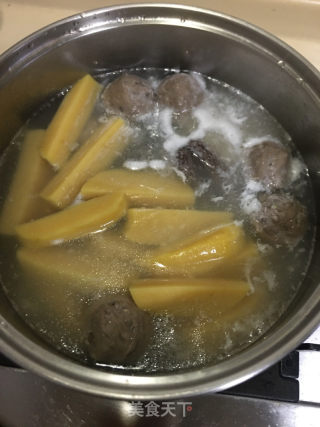 牛肉丸黄米果鸡蛋蔬菜汤的做法步骤：6
