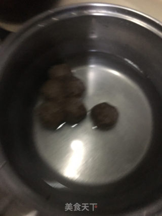 牛肉丸黄米果鸡蛋蔬菜汤的做法步骤：2