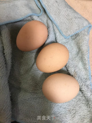 牛肉丸黄米果鸡蛋蔬菜汤的做法步骤：1