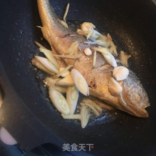 红烧黄花鱼的做法步骤：4