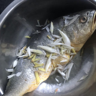红烧黄花鱼的做法步骤：2