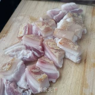 梅菜蒸五花肉的做法步骤：3