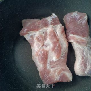 梅菜蒸五花肉的做法步骤：1