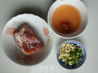 糖醋里脊的做法步骤：1