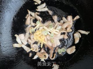 胡萝卜杏鲍菇炒五花肉的做法步骤：3
