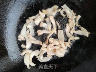 胡萝卜杏鲍菇炒五花肉的做法步骤：2