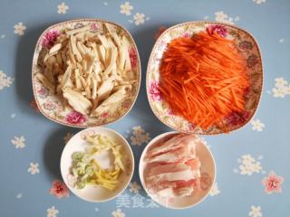 胡萝卜杏鲍菇炒五花肉的做法步骤：1