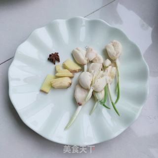 杏鲍菇烧排骨的做法步骤：1
