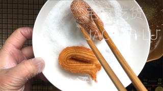 西班牙油条吉事果，做法简单，一口咬下去，外脆里嫩，口感轻盈。的做法步骤：12