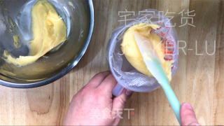 西班牙油条吉事果，做法简单，一口咬下去，外脆里嫩，口感轻盈。的做法步骤：8