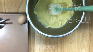 西班牙油条吉事果，做法简单，一口咬下去，外脆里嫩，口感轻盈。的做法步骤：6