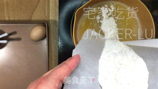 西班牙油条吉事果，做法简单，一口咬下去，外脆里嫩，口感轻盈。的做法步骤：4