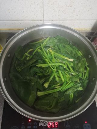 菠菜牛肉丸汤的做法步骤：2