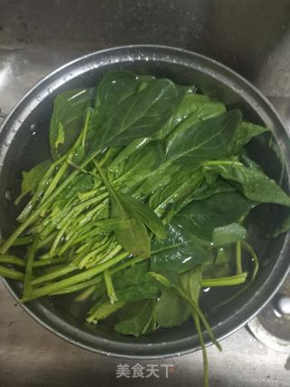 菠菜牛肉丸汤的做法步骤：1