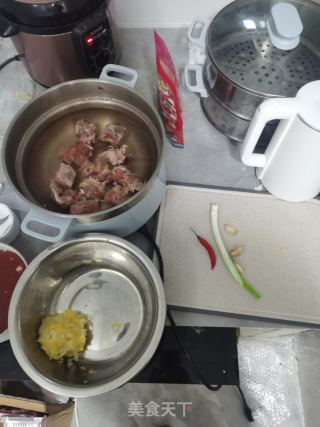 东北硬菜，巴巴地的排骨炖酸菜的做法步骤：1