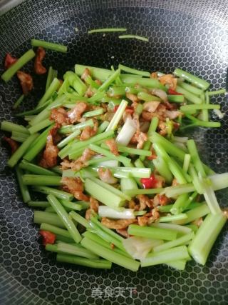 芹菜炒肉的做法步骤：8
