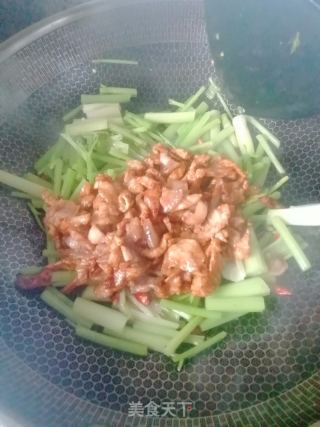 芹菜炒肉的做法步骤：7