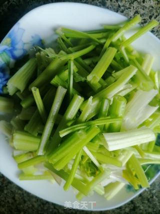 芹菜炒肉的做法步骤：1