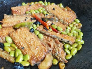 带鱼烧毛豆的做法步骤：11