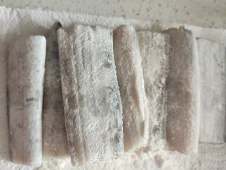 带鱼烧毛豆的做法步骤：1