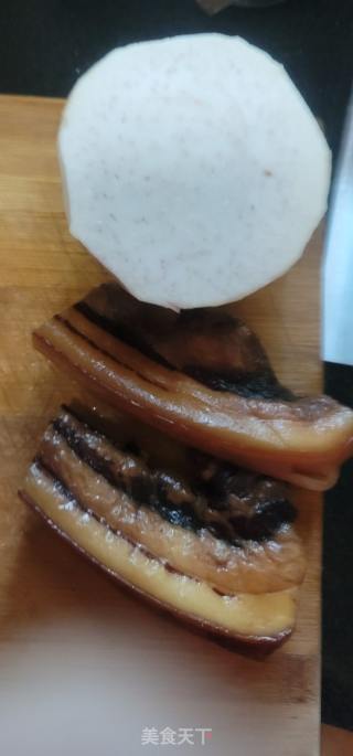 腊肉蒸芋头的做法步骤：1