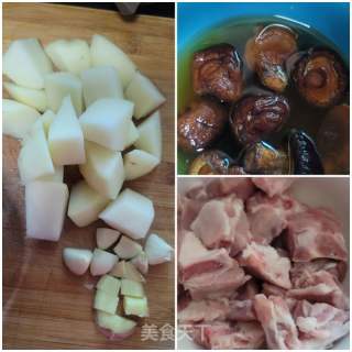 土豆香菇烧排骨的做法步骤：1