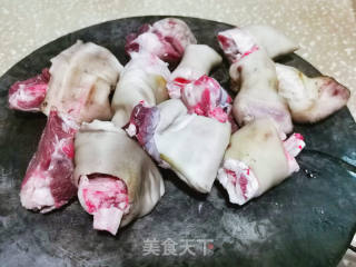 红焖羊蹄的做法步骤：1