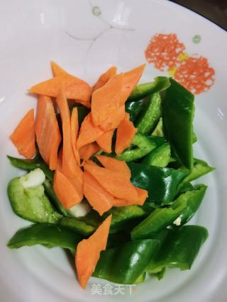 尖椒豆干的做法步骤：2