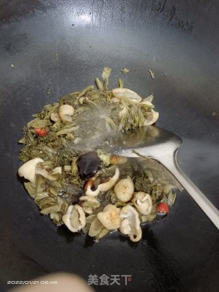 肥肠炒酸菜的做法步骤：5