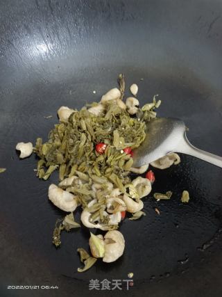 肥肠炒酸菜的做法步骤：4