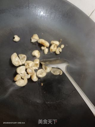 肥肠炒酸菜的做法步骤：3