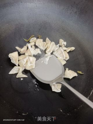 肥肠炒酸菜的做法步骤：2