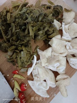 肥肠炒酸菜的做法步骤：1