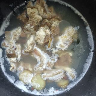 土豆烧牛腩的做法步骤：3