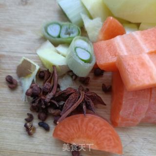 土豆烧牛腩的做法步骤：2