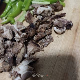 “羊肉”青辣椒炒羊头肉的做法步骤：2