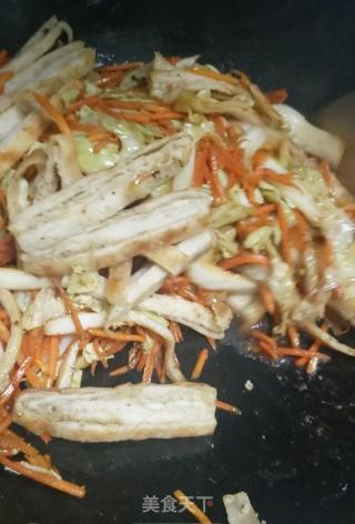 红萝卜白菜炒饼丝的做法步骤：5