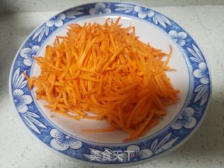 红萝卜白菜炒饼丝的做法步骤：4