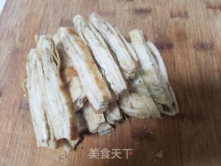 红萝卜白菜炒饼丝的做法步骤：2