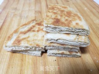 红萝卜白菜炒饼丝的做法步骤：1