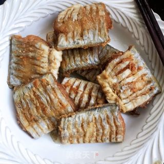 腰缠万贯炸带鱼的做法步骤：11