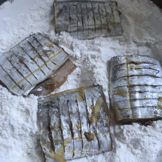 腰缠万贯炸带鱼的做法步骤：7