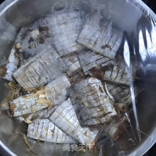 腰缠万贯炸带鱼的做法步骤：5