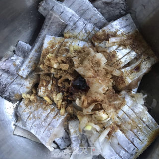 腰缠万贯炸带鱼的做法步骤：4