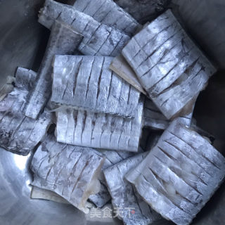 腰缠万贯炸带鱼的做法步骤：2